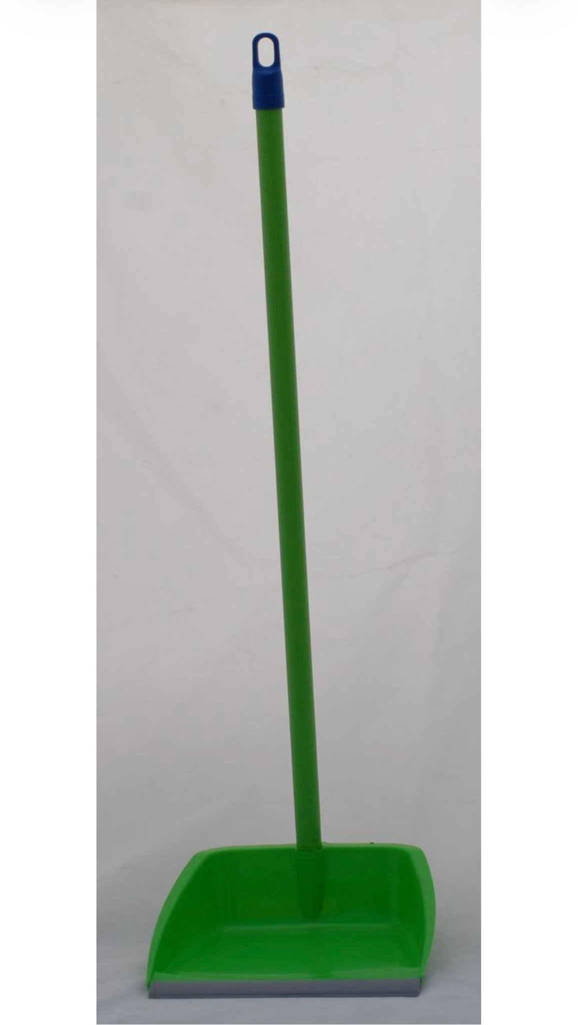 Совок з довгою ручкою , пластиковий із гумовим краєм ТМ Магія пласт